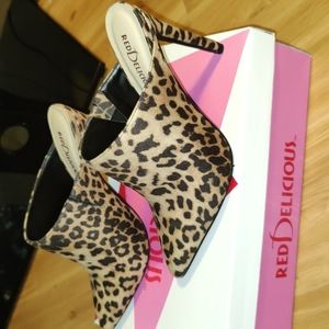 Brand New Red Delicious Leopard Print high heel Closed Toe Mules, size 8